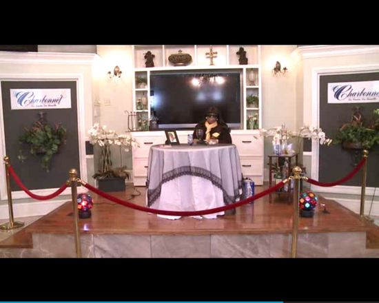 Siedzi przy stole z papierosem i NIE ŻYJE [VIDEO]