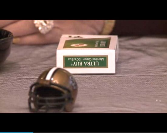 Siedzi przy stole z papierosem i NIE ŻYJE [VIDEO]