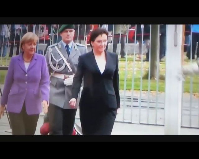 WPADKA Ewy Kopacz na lotnisku w Berlinie[VIDEO]