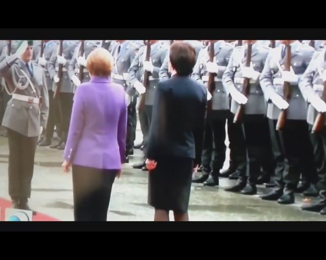 WPADKA Ewy Kopacz na lotnisku w Berlinie[VIDEO]