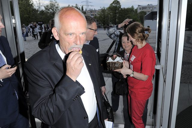 Korwin-Mikke o 500 zł: To zaśmieci naród polski ŚMIECIEM...