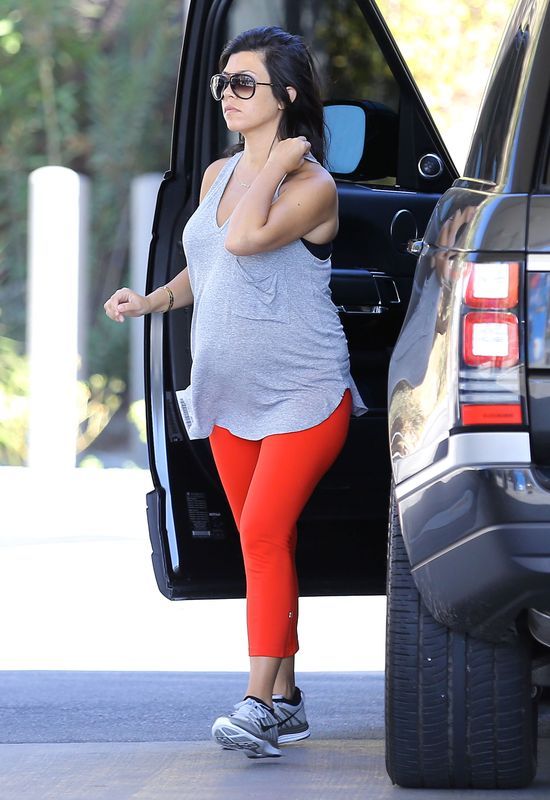 Kourtney Kardashian nabiera centymetrów w pupie (FOTO)