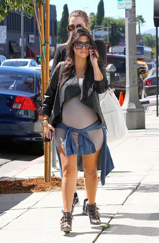 Tak krótkich sukienek nie nosiła nawet Kim będąc w ciąży