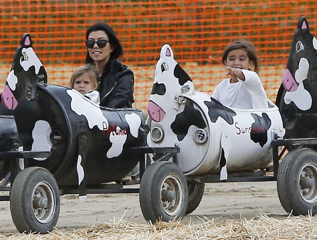 Iloma dziećmi na raz opiekuje się Kourtney Kardashian? (FOTO Iloma dziećmi na raz opiekuje się Kourtney Kardashian? (FOTO