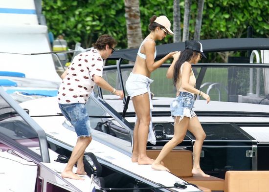 Fani pytają Kourtney Kardashian, kiedy założy strój kąpielowy