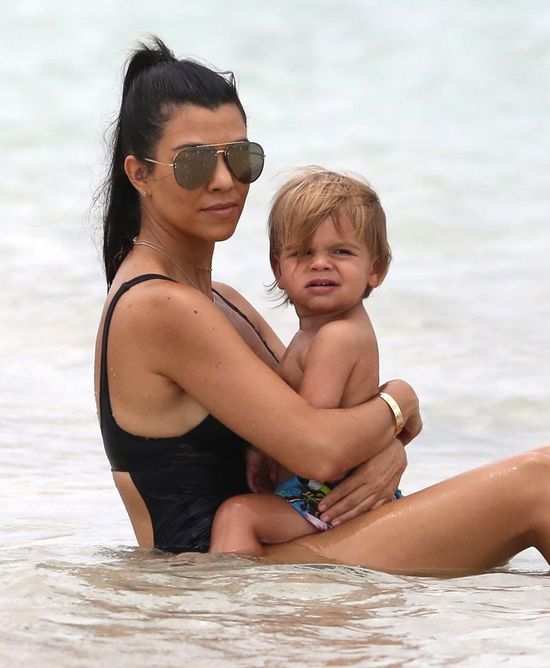 Kourtney Kardashian na plaży. Widać, że jest w ciąży? (FOTO)