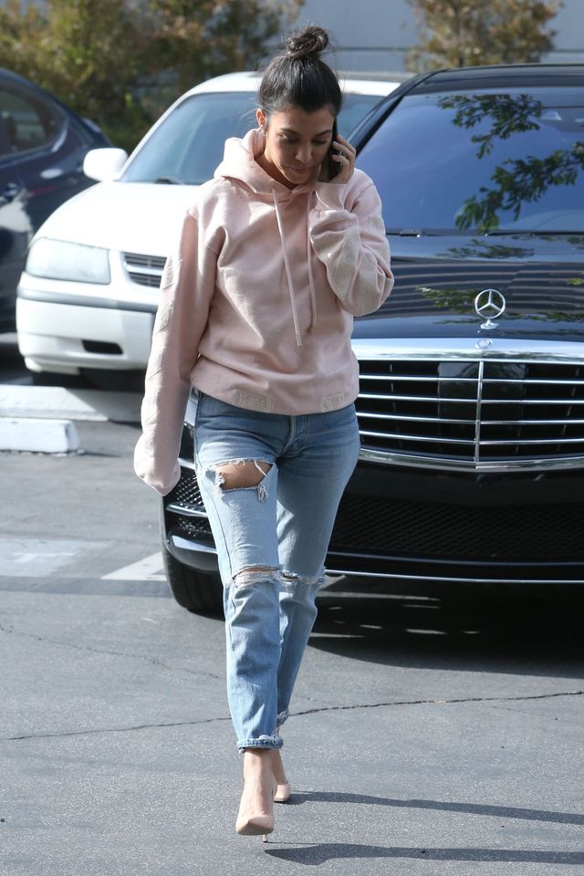 Spodnie Kourtney Kardashian robią się coraz węższe! Przytyła? Spodnie Kourtney Kardashian robią się coraz węższe! Przytyła?