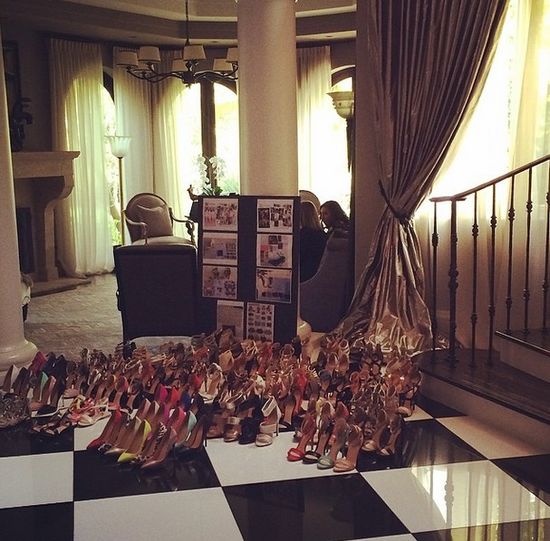 Chcecie zobaczyć kolekcję butów i ubrań Kardshianek? (FOTO)