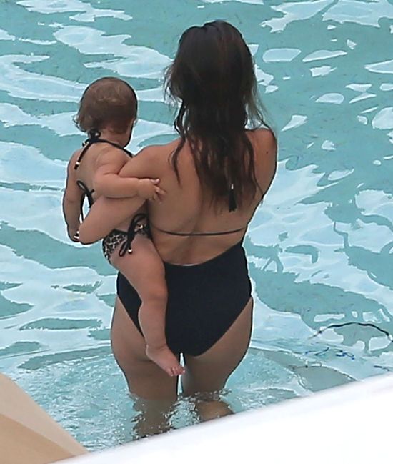 Roczna córeczka Kourtney Kardashian w bikini (FOTO)