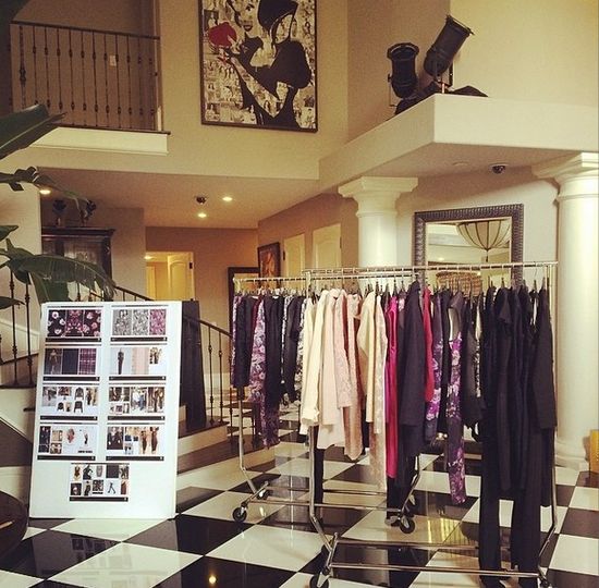 Chcecie zobaczyć kolekcję butów i ubrań Kardshianek? (FOTO)