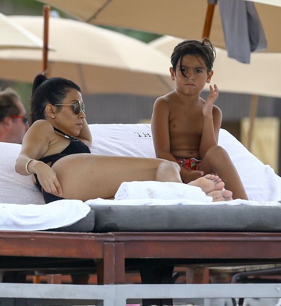 Kourtney Kardashian na plaży. Widać, że jest w ciąży? (FOTO)