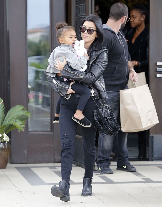 Iloma dziećmi na raz opiekuje się Kourtney Kardashian? (FOTO Iloma dziećmi na raz opiekuje się Kourtney Kardashian? (FOTO