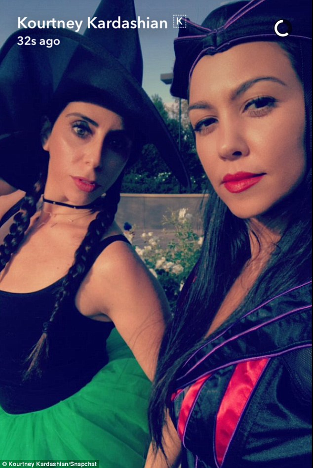 U Kourtney Kardashian Halloween już trwa! (FOTO) U Kourtney Kardashian Halloween już trwa! (FOTO)