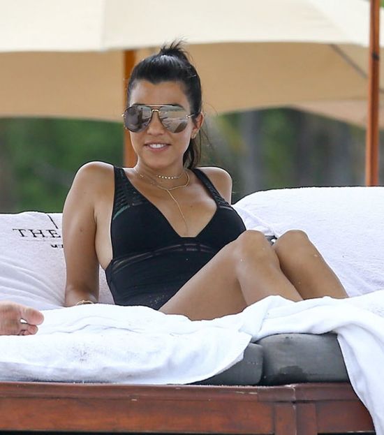 Kourtney Kardashian na plaży. Widać, że jest w ciąży? (FOTO)