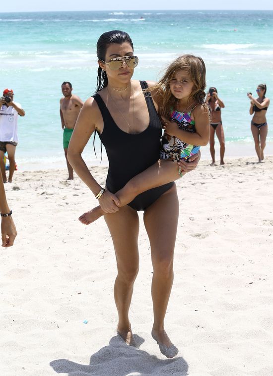 Kim Kardashian z pewnością zazdrości siostrze takiej FIGURY! (FOTO) Kim Kardashian z pewnością zazdrości siostrze takiej FIGURY! (FOTO)