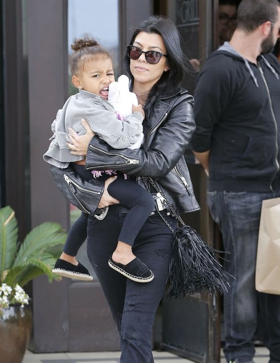 Iloma dziećmi na raz opiekuje się Kourtney Kardashian? (FOTO Iloma dziećmi na raz opiekuje się Kourtney Kardashian? (FOTO