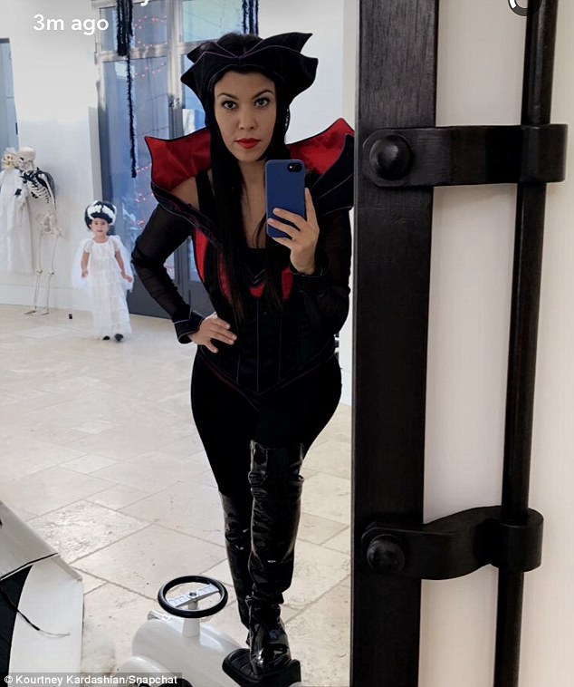 U Kourtney Kardashian Halloween już trwa! (FOTO) U Kourtney Kardashian Halloween już trwa! (FOTO)
