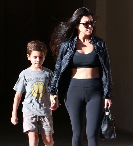 Kourtney Kardashian przerywa milczenie w sprawie napadu na Kim Kourtney Kardashian przerywa milczenie w sprawie napadu na Kim