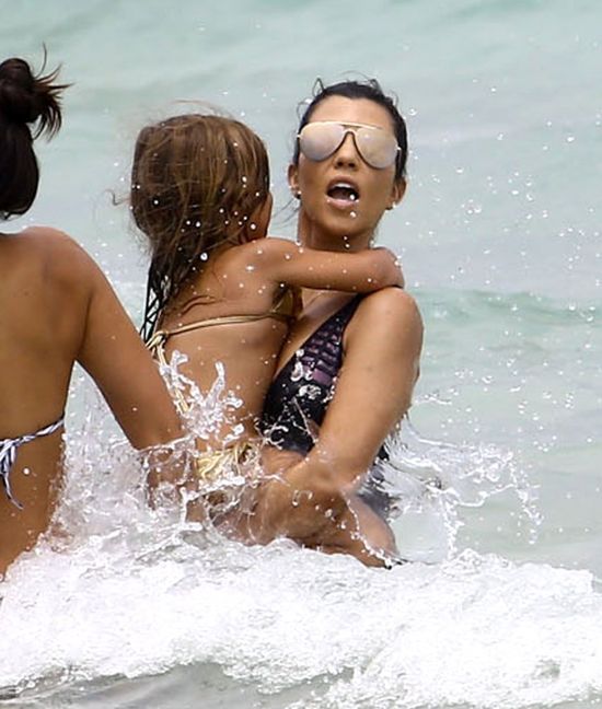 Kourtney Kardashian na plaży. Widać, że jest w ciąży? (FOTO)