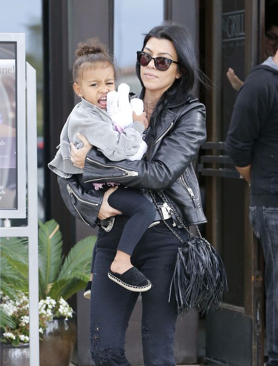 Iloma dziećmi na raz opiekuje się Kourtney Kardashian? (FOTO Iloma dziećmi na raz opiekuje się Kourtney Kardashian? (FOTO