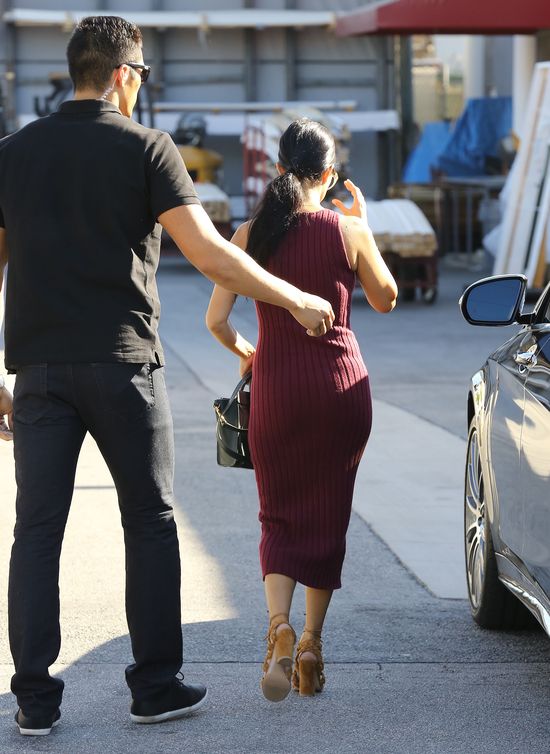 Nie za mała jak na kardashiańską pupę? (FOTO)