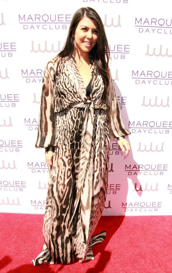 Kourtney Kardashian po raz pierwszy na ściance od czasu poro