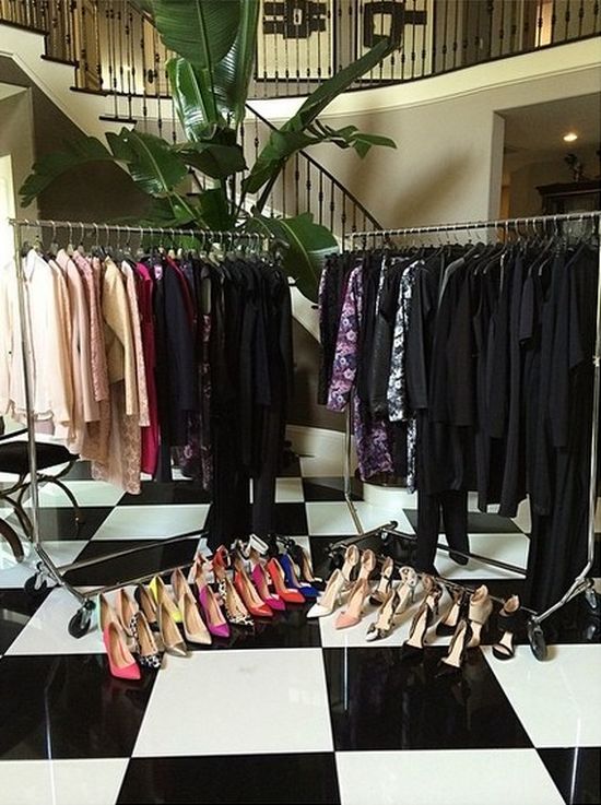 Chcecie zobaczyć kolekcję butów i ubrań Kardshianek? (FOTO)