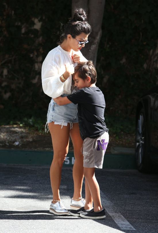 Ale słodko! Kourtney Kardashian przytula swojego synka! (FOTO)