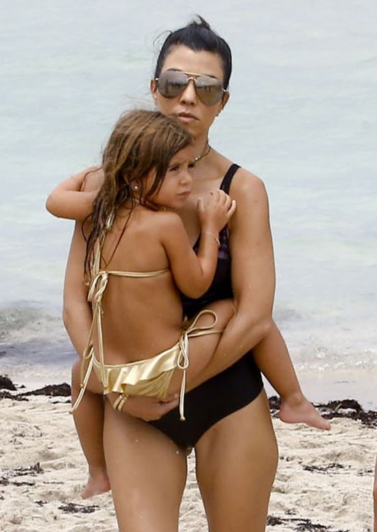 Kourtney Kardashian na plaży. Widać, że jest w ciąży? (FOTO)