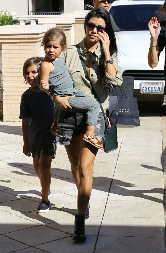 Kourtney Kardashian najseksowniejszą i najlepiej ubraną mamą Kourtney Kardashian najseksowniejszą i najlepiej ubraną mamą