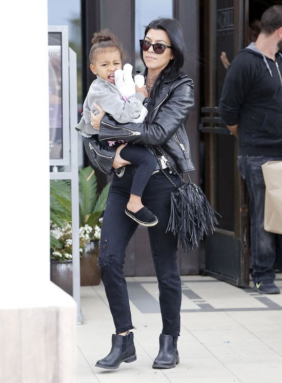 Iloma dziećmi na raz opiekuje się Kourtney Kardashian? (FOTO Iloma dziećmi na raz opiekuje się Kourtney Kardashian? (FOTO