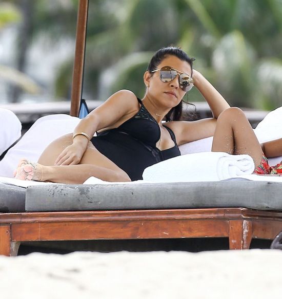 Kourtney Kardashian na plaży. Widać, że jest w ciąży? (FOTO)