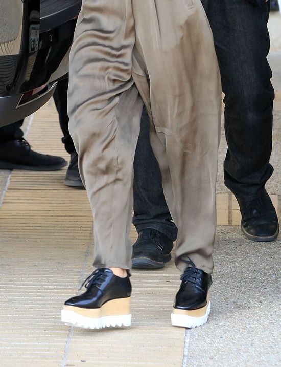 Czar prysł, gdy założyła te buty! (FOTO)