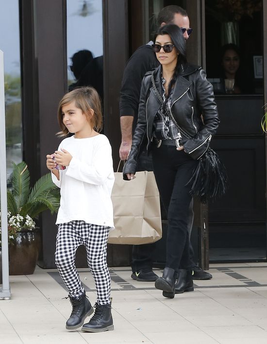 Iloma dziećmi na raz opiekuje się Kourtney Kardashian? (FOTO Iloma dziećmi na raz opiekuje się Kourtney Kardashian? (FOTO