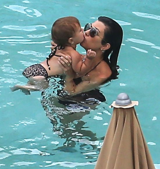 Roczna córeczka Kourtney Kardashian w bikini (FOTO) Roczna córeczka Kourtney Kardashian w bikini (FOTO)