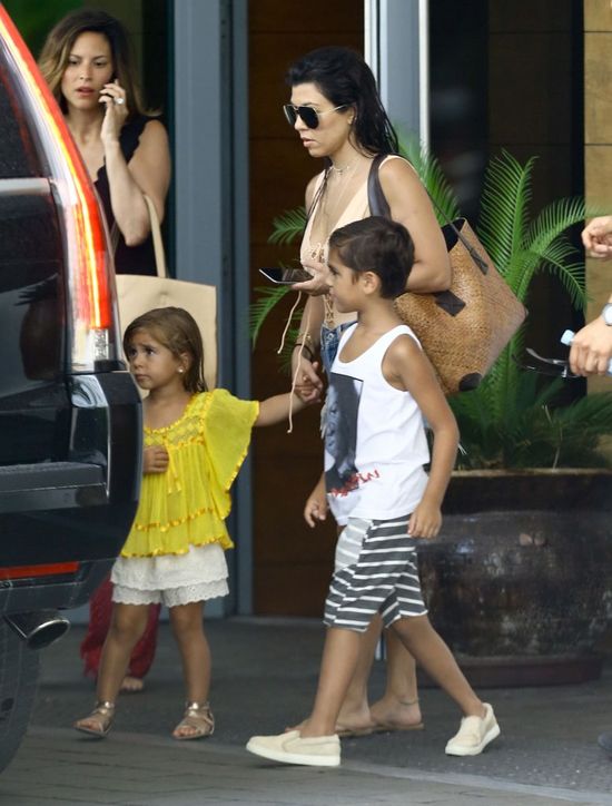 Fani pytają Kourtney Kardashian, kiedy założy strój kąpielowy