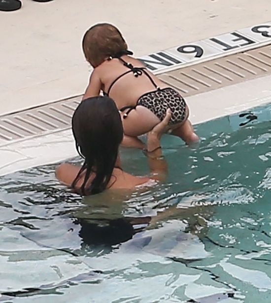Roczna córeczka Kourtney Kardashian w bikini (FOTO) Roczna córeczka Kourtney Kardashian w bikini (FOTO)