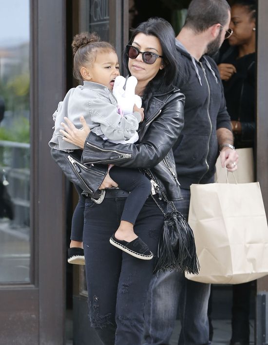 Iloma dziećmi na raz opiekuje się Kourtney Kardashian? (FOTO