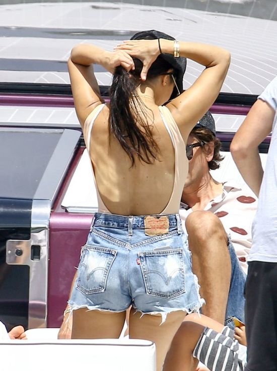 Fani pytają Kourtney Kardashian, kiedy założy strój kąpielowy