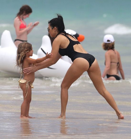 Kourtney Kardashian na plaży. Widać, że jest w ciąży? (FOTO)