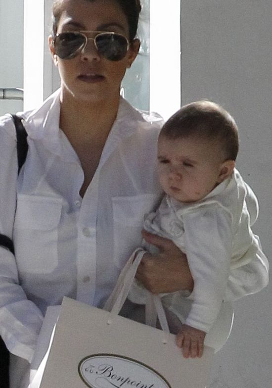 Kourtney Kardashian zabiera małą Penelope na zakupy (FOTO)