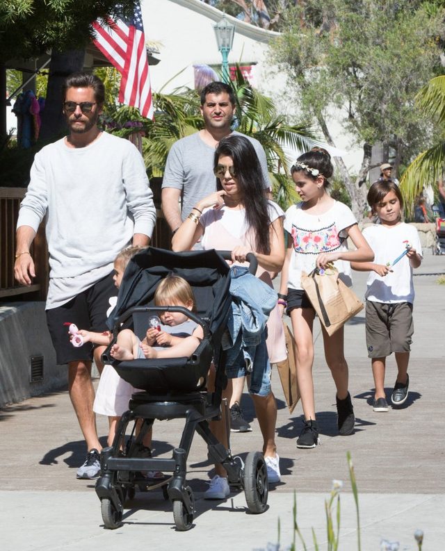 Jak Kourtney Kardashian spędziła niedzielę? (FOTO)