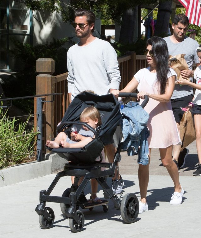 Jak Kourtney Kardashian spędziła niedzielę? (FOTO)