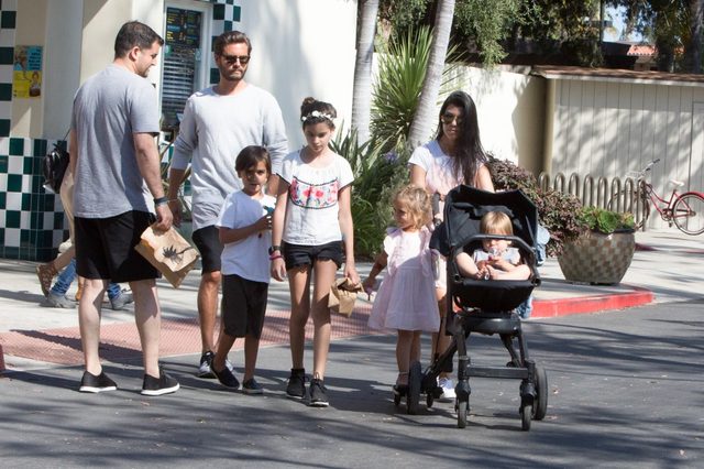 Jak Kourtney Kardashian spędziła niedzielę? (FOTO)