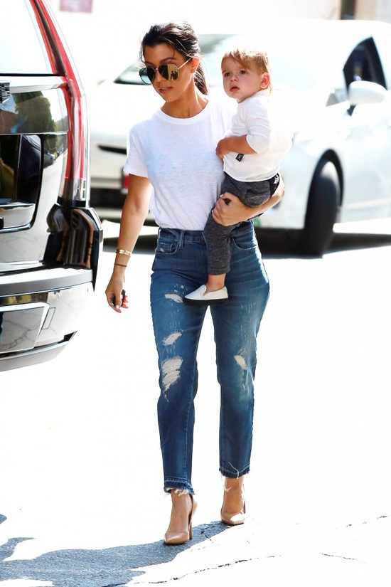 Kourtney Kardashian - sexy mama w szpilkach dźwiga bobasa (FOTO)