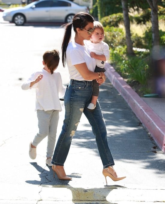 Kourtney Kardashian - sexy mama w szpilkach dźwiga bobasa (FOTO)