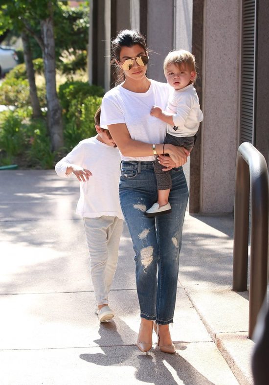 Kourtney Kardashian - sexy mama w szpilkach dźwiga bobasa (FOTO)