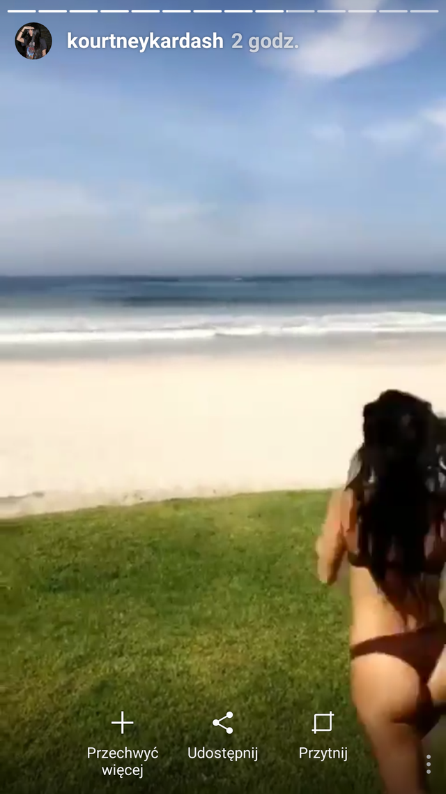 O WOW! Kourtney Kardashian ma ŁADNIEJSZĄ PUPĘ od Kim! (ZDJĘCIA)