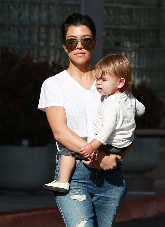 Kourtney Kardashian - sexy mama w szpilkach dźwiga bobasa (FOTO)