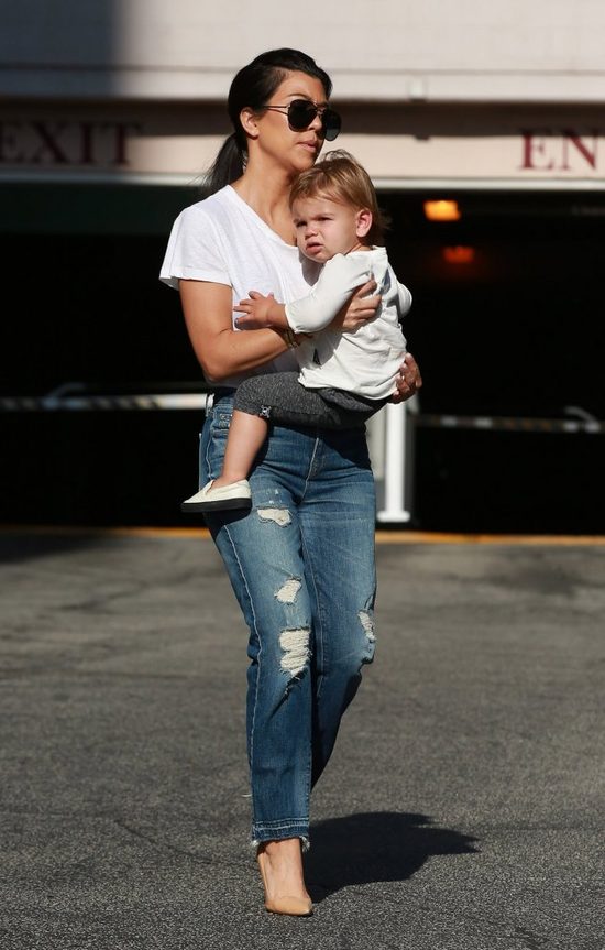 Kourtney Kardashian - sexy mama w szpilkach dźwiga bobasa (FOTO)